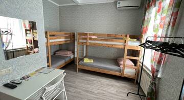 Кровать в женском 4-местном номере №2 (удобства на этаже) в Хостеле Свои