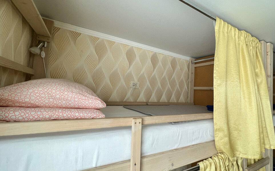 Спальное место на двухъярусной кровати в общем номере для мужчин и женщин