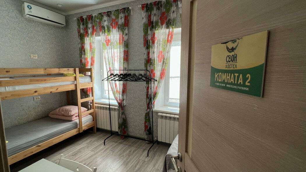 Спальное место на двухъярусной кровати в общем номере для женщин