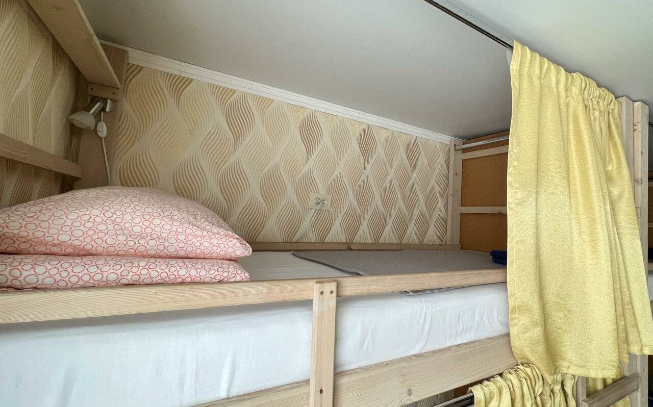 Кровать на верхнем ярусе в общем 13-местном номере №6 (удобства на этаже)